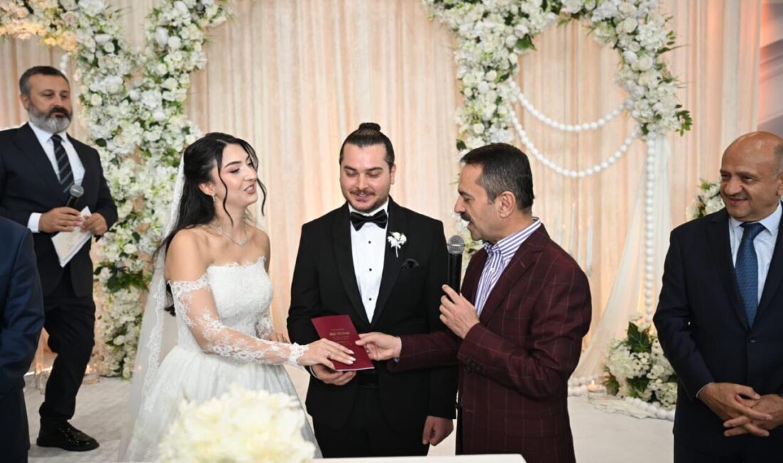 Kocaeli Valisi İlhami Aktaş, İl Sağlık Müdürü Dr. Yüksel Pehlevan'ın