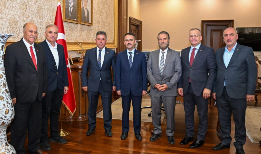 Kocaeli Erzurumlular Dernekler Federasyonu Başkan Vekili Yener Tok ve yönetim