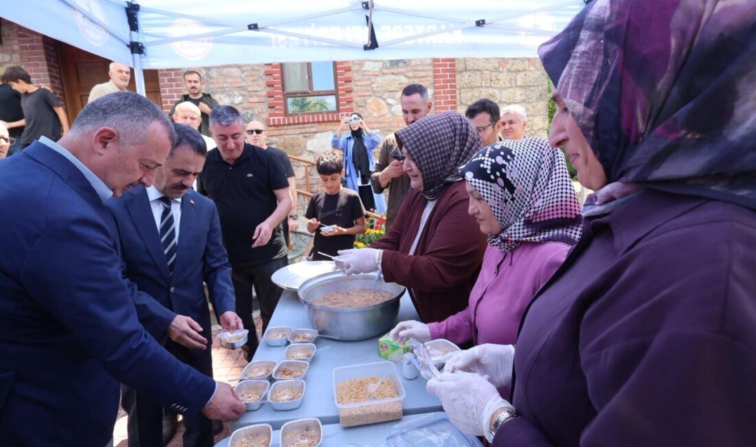 Kartepe’de Hikmetiye Camii Yaptırma ve Yaşatma Derneği tarafından düzenlenen aşure