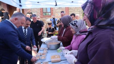 Kartepe’de Hikmetiye Camii Yaptırma ve Yaşatma Derneği tarafından düzenlenen aşure