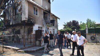Başiskele Belediye Başkanı M. Yasin Özlü, evi yanan Mansur Çoban’ı