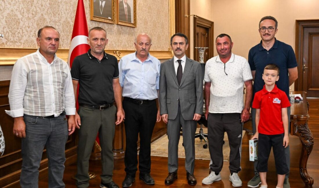 Kandıra Pınardüzü Mahalle Muhtarı Hasan Kankal ve beraberindeki heyet, Kocaeli