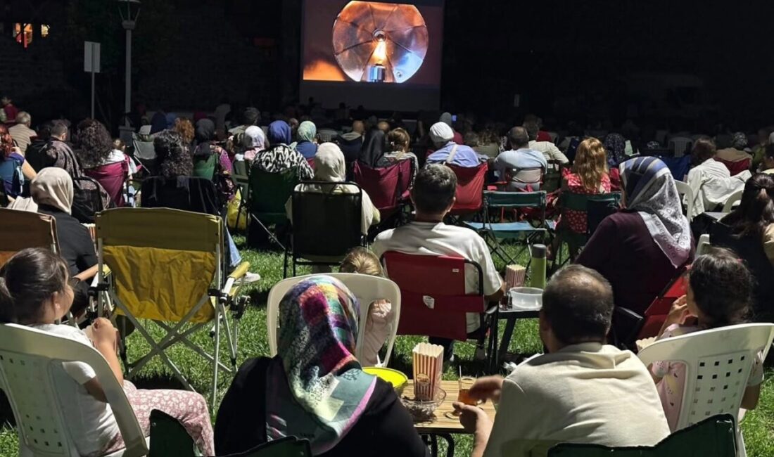 Gölcük Belediyesi tarafından Kervansaray arkasındaki parkta düzenlenen "Müthiş Bir Film"