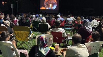Gölcük Belediyesi tarafından Kervansaray arkasındaki parkta düzenlenen "Müthiş Bir Film"