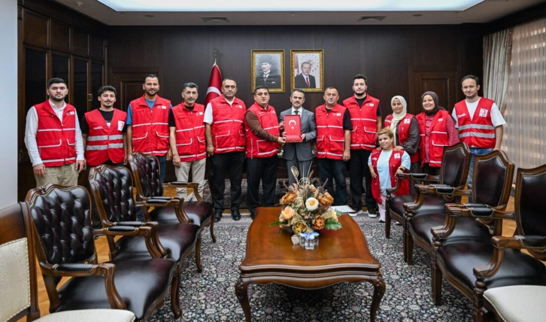 Türk Kızılay Çayırova Şubesi Başkanı Serdar Küçük ve yönetim kurulu