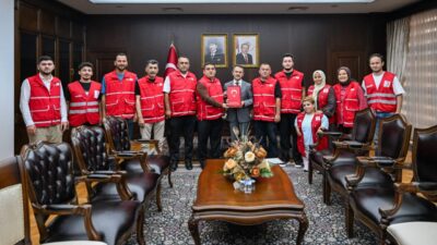 Türk Kızılay Çayırova Şubesi Başkanı Serdar Küçük ve yönetim kurulu