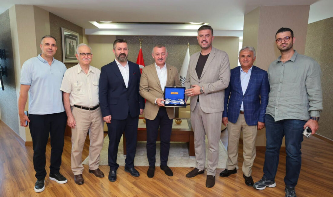 Kocaeli Büyükşehir Belediye Başkanı Tahir Büyükakın, sivil toplum kuruluşlarının temsilcilerini