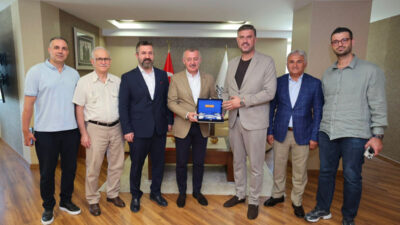 Kocaeli Büyükşehir Belediye Başkanı Tahir Büyükakın, sivil toplum kuruluşlarının temsilcilerini