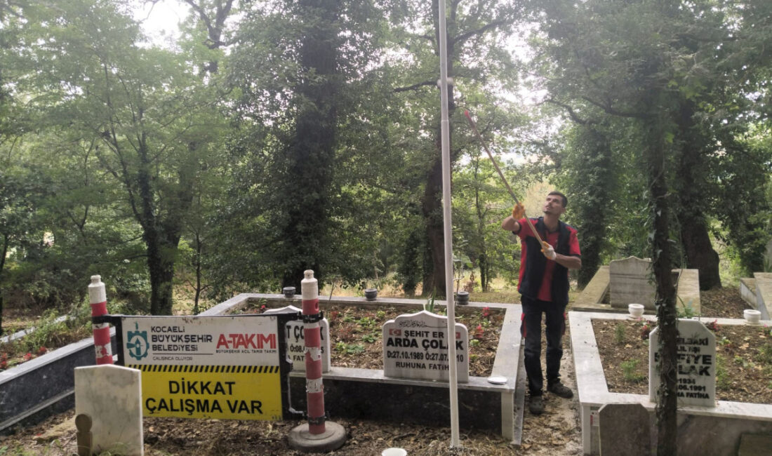 Kocaeli Büyükşehir Belediyesi Yol Bakım Timi ekipleri, İzmit Hakkaniye Mahallesi’nde