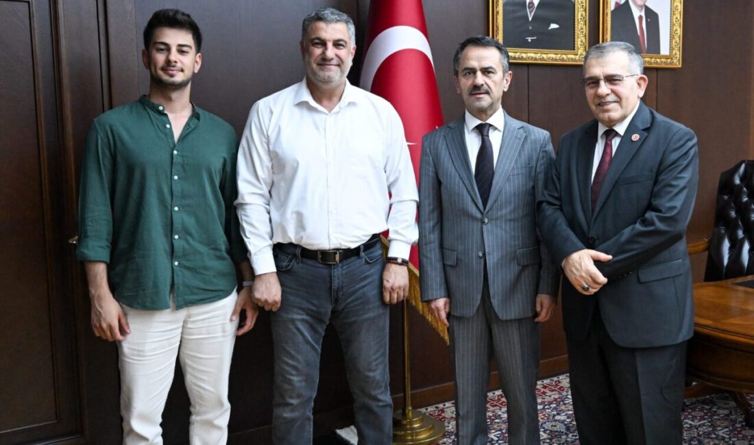 Darıca’nın iki mahalle muhtarı, Kocaeli Valisi İlhami Aktaş’ı Gebze’deki makamında