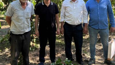 Kocaeli Valisi İlhami Aktaş, Karamürsel’in Akçat Mahallesi’ni ziyaret ederek vatandaşlar