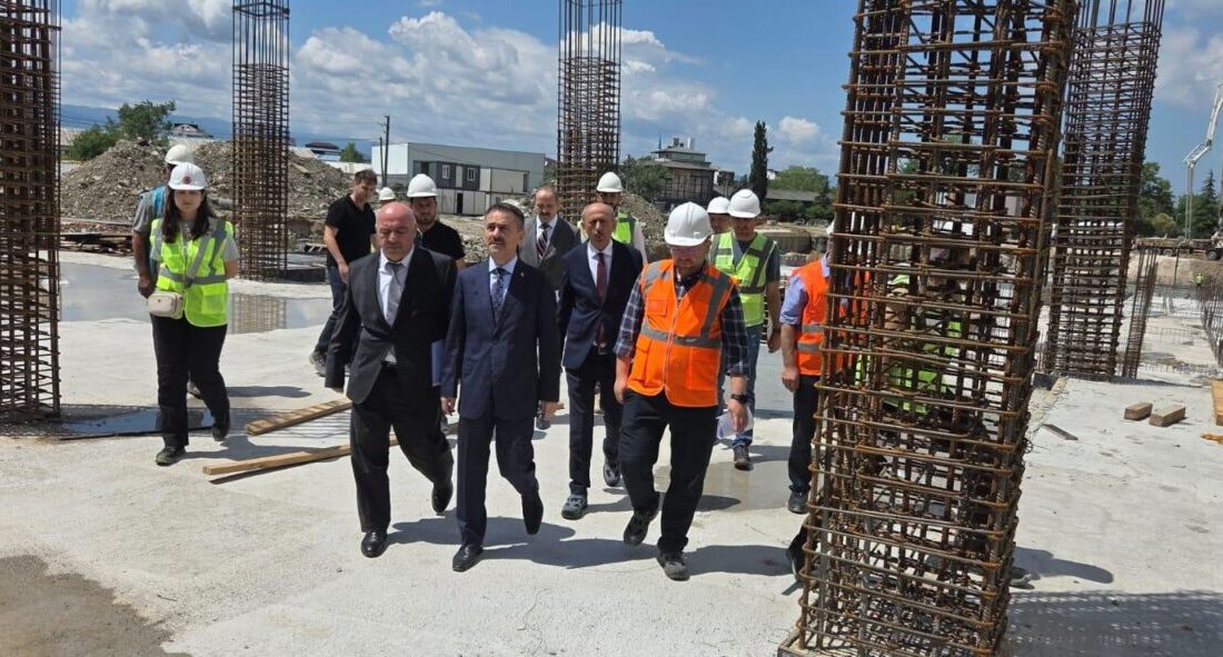 Kocaeli Valisi İlhami Aktaş, İzmit Sanayi Mahallesi’nde yapımı devam eden