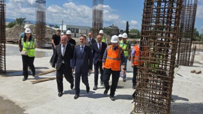 Kocaeli Valisi İlhami Aktaş, İzmit Sanayi Mahallesi’nde yapımı devam eden