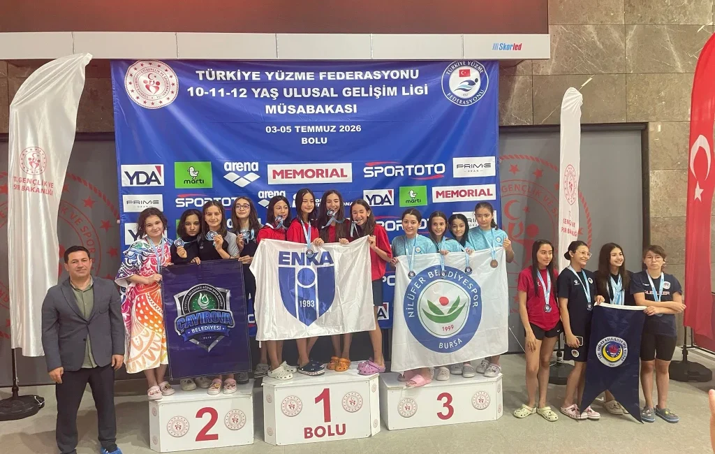 Çayırova Belediyesi Eğitim Spor Kulübü’nün (ÇESK) yüzme branşı sporcuları katıldıkları