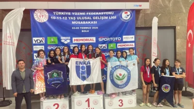 Çayırova Belediyesi Eğitim Spor Kulübü’nün (ÇESK) yüzme branşı sporcuları katıldıkları