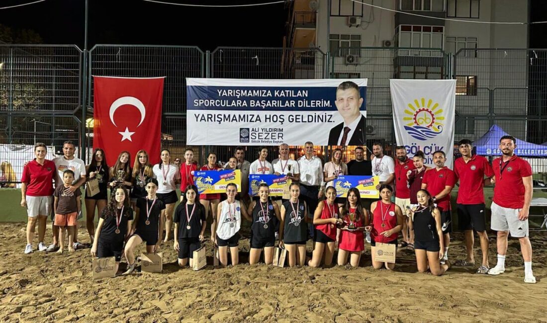 Gölcük Belediyesi’nin yaz spor etkinlikleri kapsamında düzenlediği Plaj Voleybolu Turnuvası,