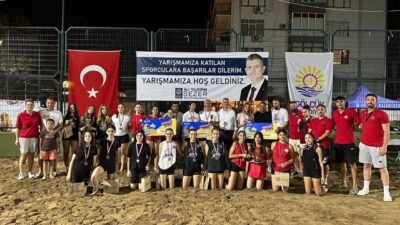 Gölcük Belediyesi’nin yaz spor etkinlikleri kapsamında düzenlediği Plaj Voleybolu Turnuvası,