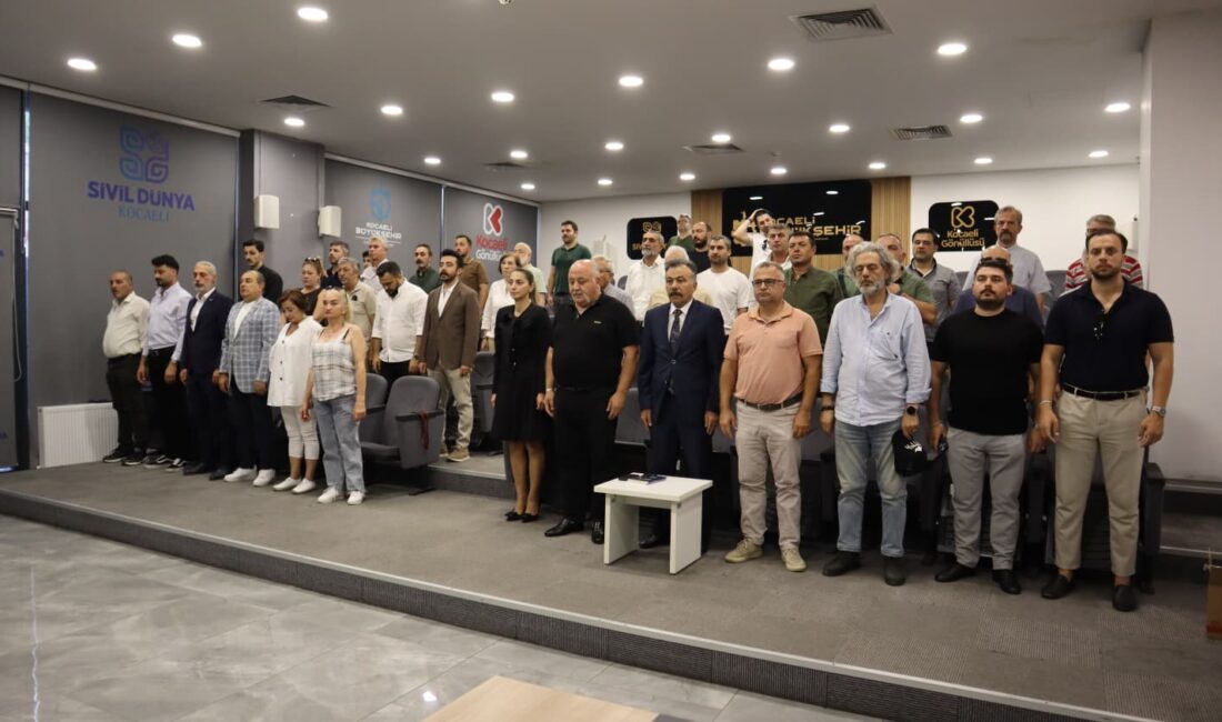 İzmit’te düzenlenen “Sivas Bizim Ocaklı Günler” kitabının tanıtım ve imza