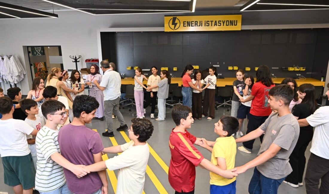 Kartepe Belediyesi Yaz Kampı kapsamında Kocaeli Üniversitesi Bilimpark'ta düzenlenen Mucit