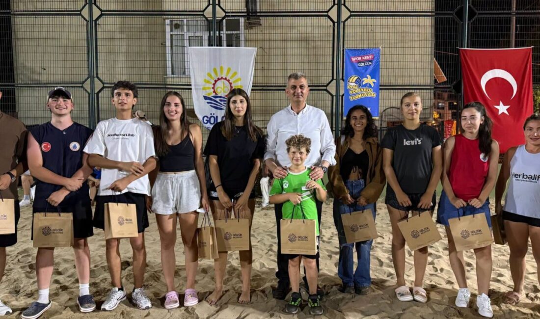 Gölcük Belediyesi'nin düzenlediği Plaj Voleybolu Turnuvası, büyükler kategorisindeki final müsabakalarıyla