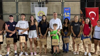 Gölcük Belediyesi'nin düzenlediği Plaj Voleybolu Turnuvası, büyükler kategorisindeki final müsabakalarıyla