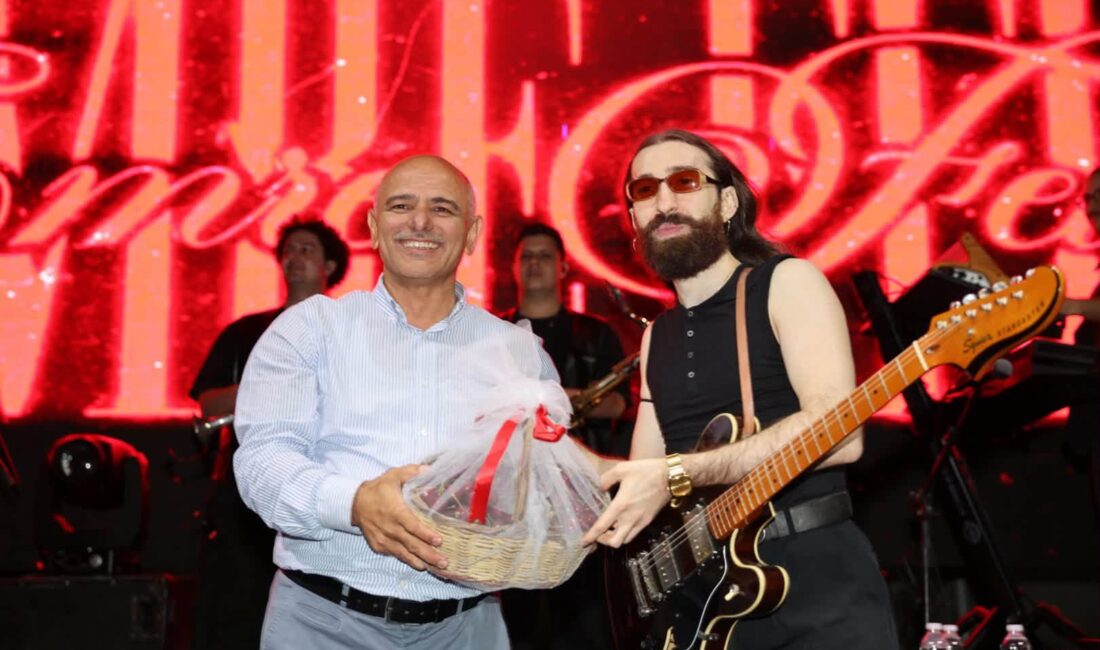 Körfez'de düzenlenen 52. Altın Kiraz Kültür ve Sanat Festivali, üç