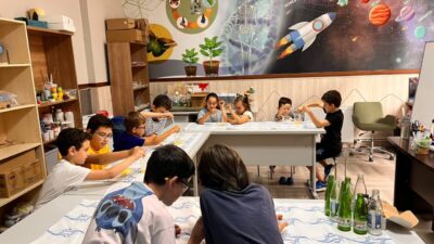 Başiskele Çocuk Üniversitesi Yaz Akademisi'nde düzenlenen eğitimlerle çocuklar yaz tatilini