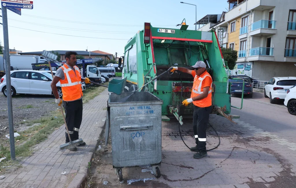 Darıca Belediyesi, ilçe genelindeki yaz temizliği seferberliğini Sırasöğütler Mahallesi'nde sürdürüyor.