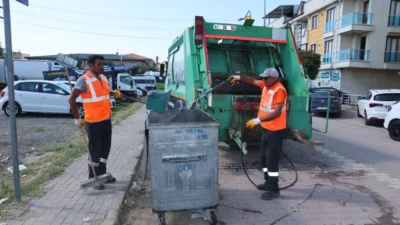 Darıca Belediyesi, ilçe genelindeki yaz temizliği seferberliğini Sırasöğütler Mahallesi'nde sürdürüyor.