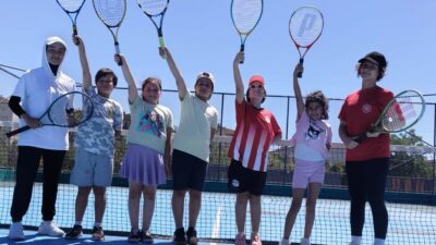 Körfez Belediyesi Spor Akademisi bünyesinde, Körfezkent Tenis Kortu’nda 8-18 yaş
