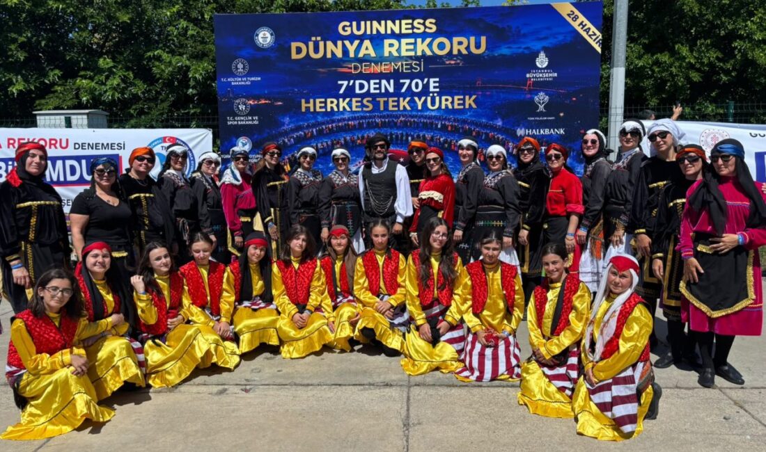 Başiskele Belediyesi Halk Oyunları Grubu, İstanbul'da gerçekleştirilen "Horon Bizumdur" etkinliğine