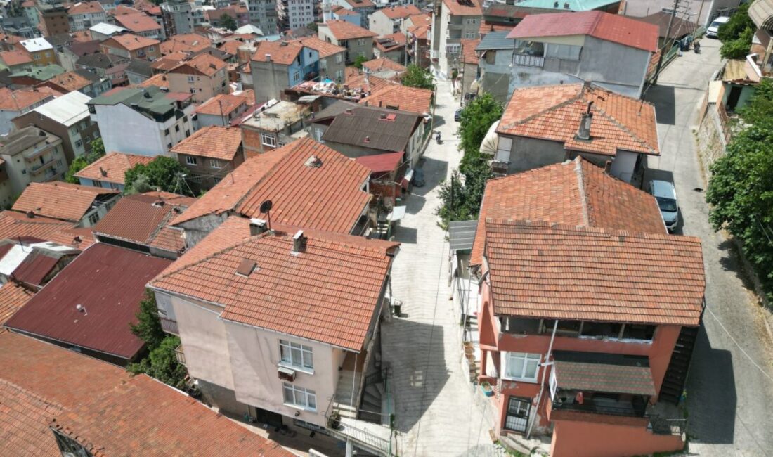 İzmit Belediyesi, Erenler Mahallesi Kanlıbağ Sokak’ta yürüttüğü beton yol yenileme
