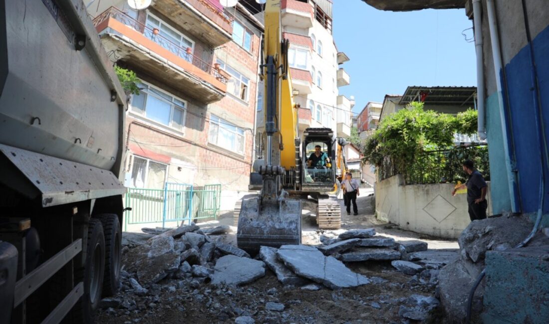 İzmit Belediyesi, Erenler Mahallesi Kanlıbağ Sokak’ta başlattığı beton yol yenileme