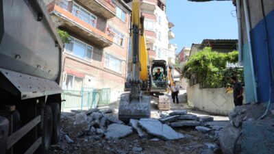 İzmit Belediyesi, Erenler Mahallesi Kanlıbağ Sokak’ta başlattığı beton yol yenileme