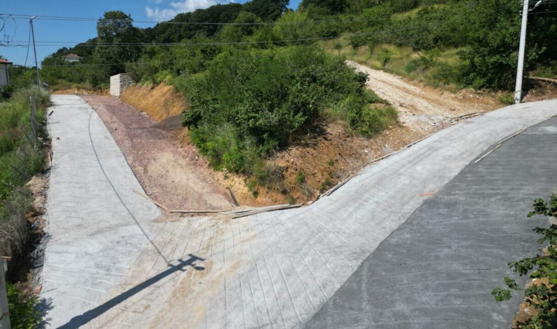 İzmit Belediyesi, Akmeşe Cumhuriyet Mahallesinde gerçekleştirdiği beton yol çalışmasıyla deforme