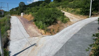 İzmit Belediyesi, Akmeşe Cumhuriyet Mahallesinde gerçekleştirdiği beton yol çalışmasıyla deforme