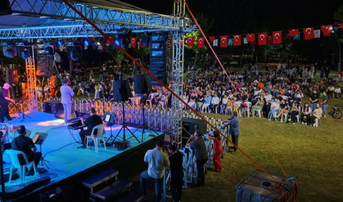 "Haydi Başiskele Sahile 2026" etkinlikleri kapsamında sahne alan Umut Kaplan,