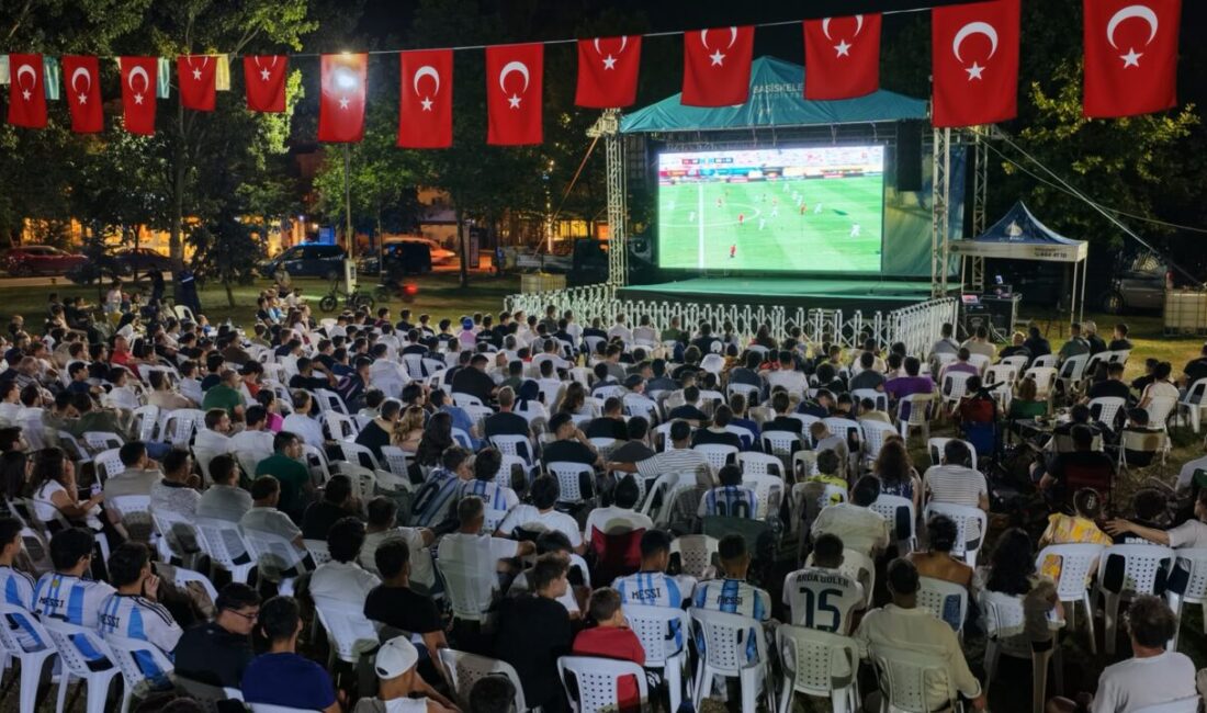 Başiskele Belediyesi'nin dev ekranda düzenlediği FIFA Dünya Kupası Finali izleme