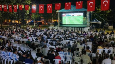 Başiskele Belediyesi'nin dev ekranda düzenlediği FIFA Dünya Kupası Finali izleme