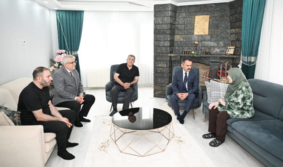 Kocaeli Valisi İlhami Aktaş, şehit Jandarma Komando Çavuş Tanju Çankaya’nın