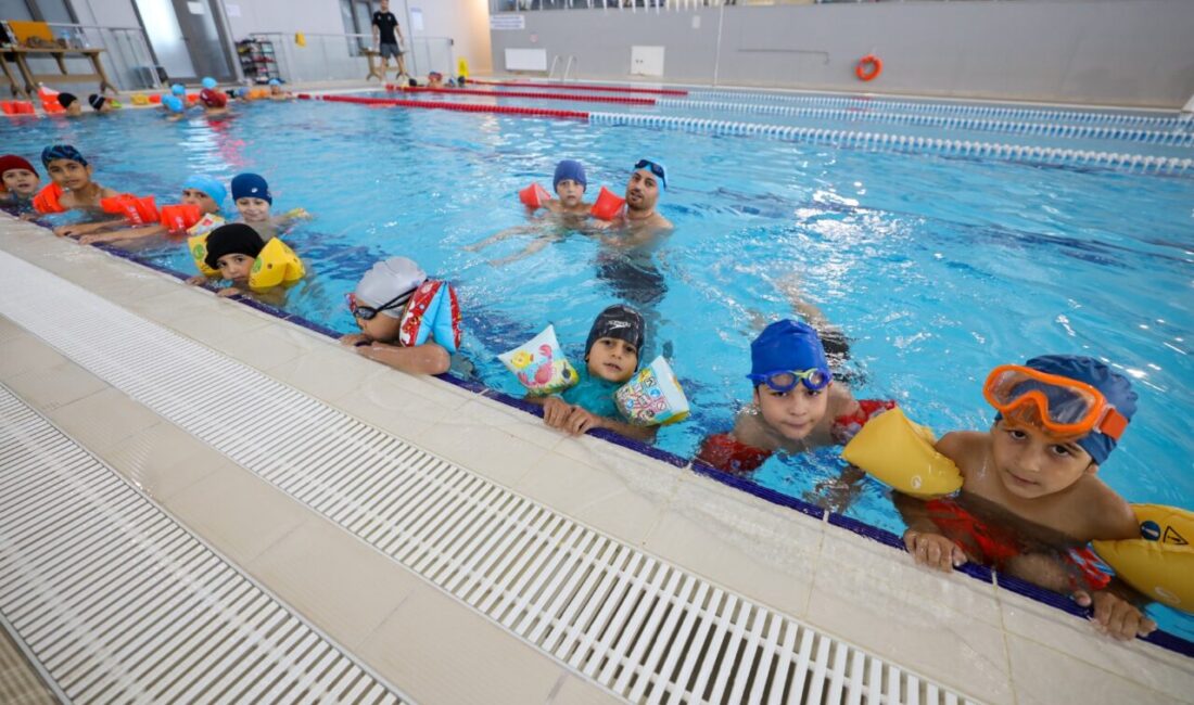 Yeniköy Yarı Olimpik Kapalı Yüzme Havuzu, Başiskele Belediyesi bünyesinde çocuklardan