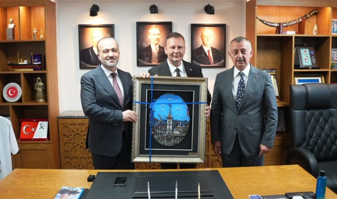Kocaeli Büyükşehir Belediye Başkanı Tahir Büyükakın'ı ve AK Parti Kocaeli