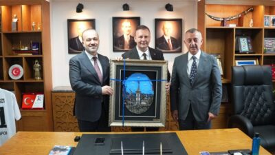 Kocaeli Büyükşehir Belediye Başkanı Tahir Büyükakın'ı ve AK Parti Kocaeli