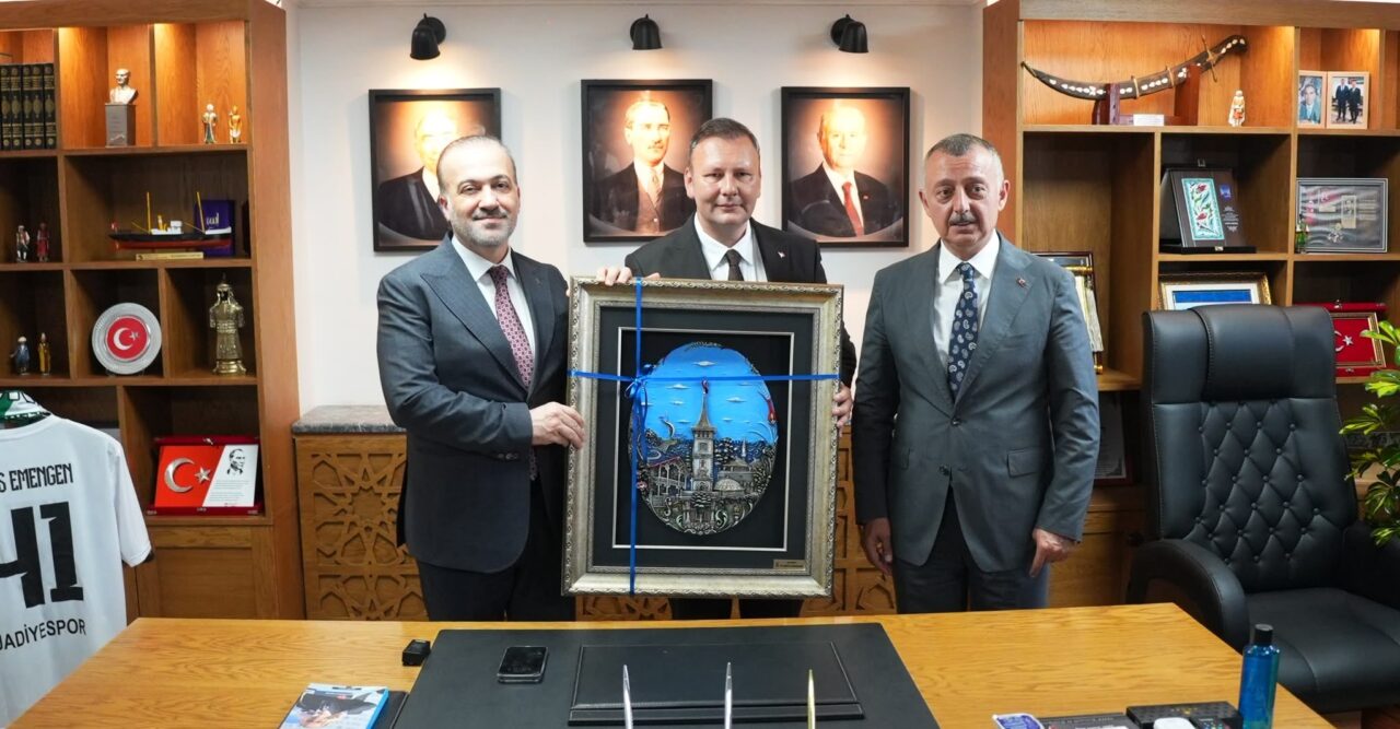 Kocaeli Büyükşehir Belediye Başkanı Tahir Büyükakın'ı ve AK Parti Kocaeli