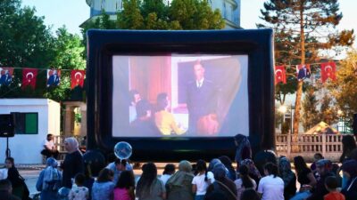 Derince Belediyesi'nin düzenlediği Yaz Sinema Günleri etkinlikleri İshakçılar’da gerçekleşen programla