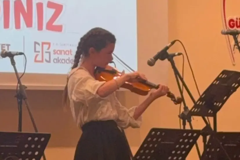 İzmit Belediyesi Sanat Akademisi Müzik Bölümü öğrencileri Azra Mira Ekşi