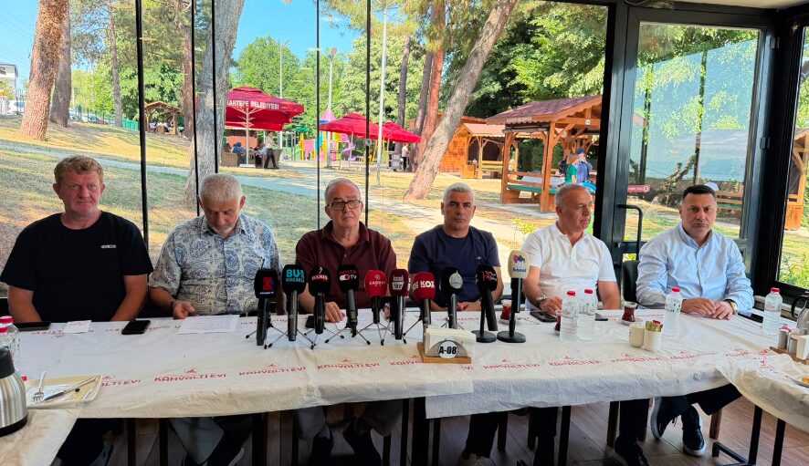 Kartepe Turizm Derneği Başkanı Kamil Öçbe'nin düzenlediği basın toplantısında, Kartepe'nin