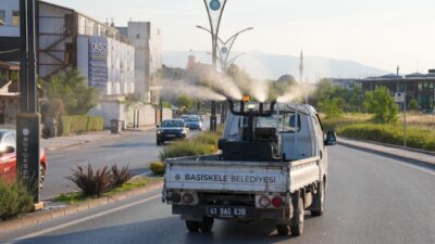 Başiskele Belediyesi ekipleri, yaz mevsimiyle birlikte artış gösteren sivrisinek, karasinek