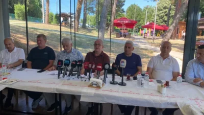 Kartepe Belediyesi Sosyal Tesisleri Kahvaltı Evi'nde gerçekleştirilen toplantıda konuşan Kartepe
