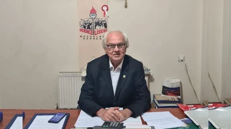 Cumhuriyet Halk Partisi'nde yaklaşık 50 yıl boyunca çeşitli görevlerde bulunan